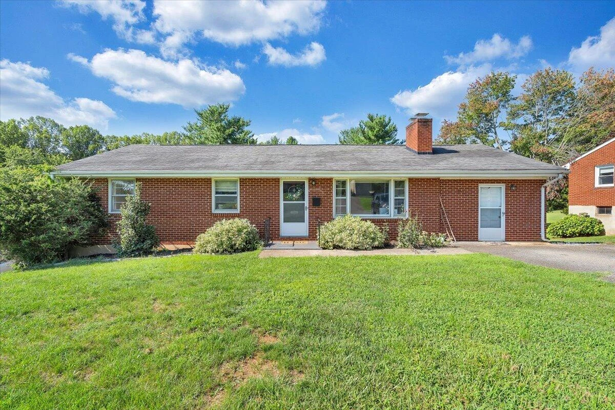 810 Pinecrest AVE