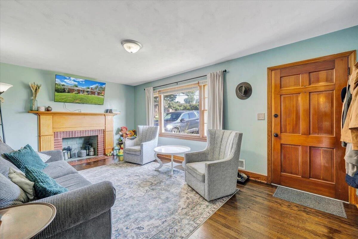 810 Pinecrest AVE - Photo 2