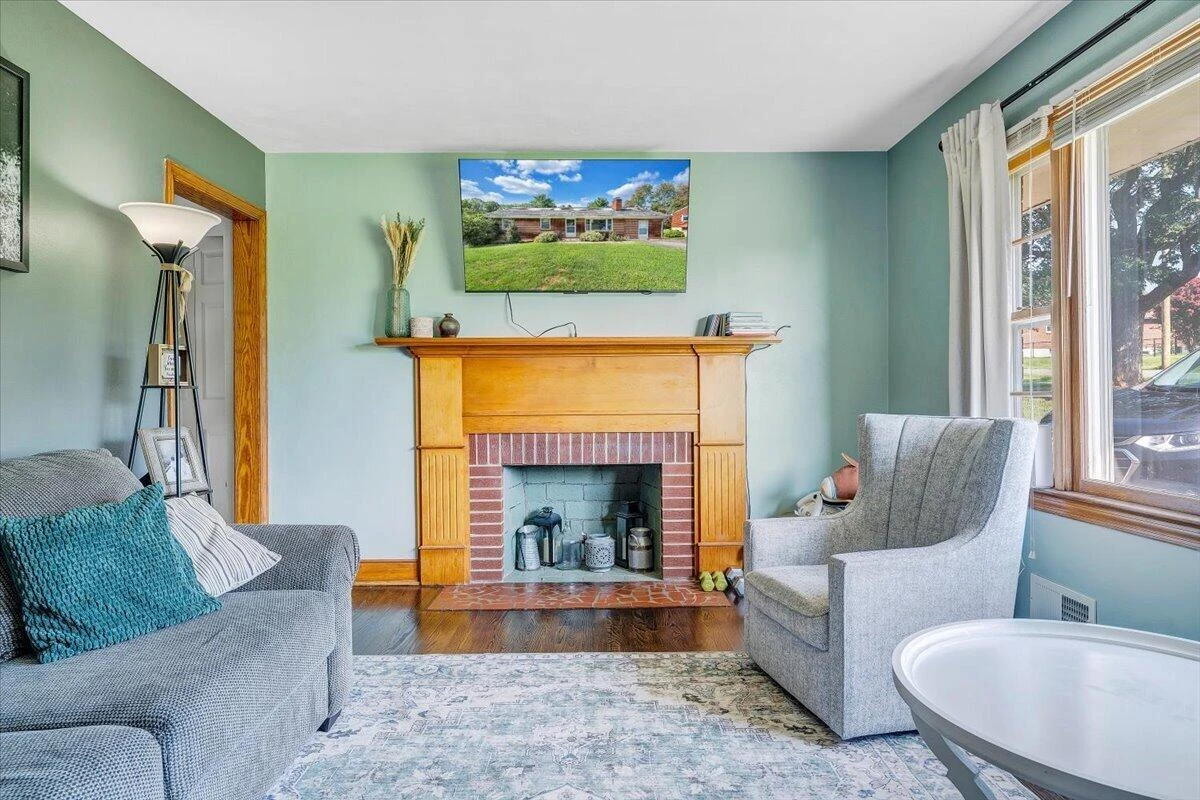 810 Pinecrest AVE - Photo 3