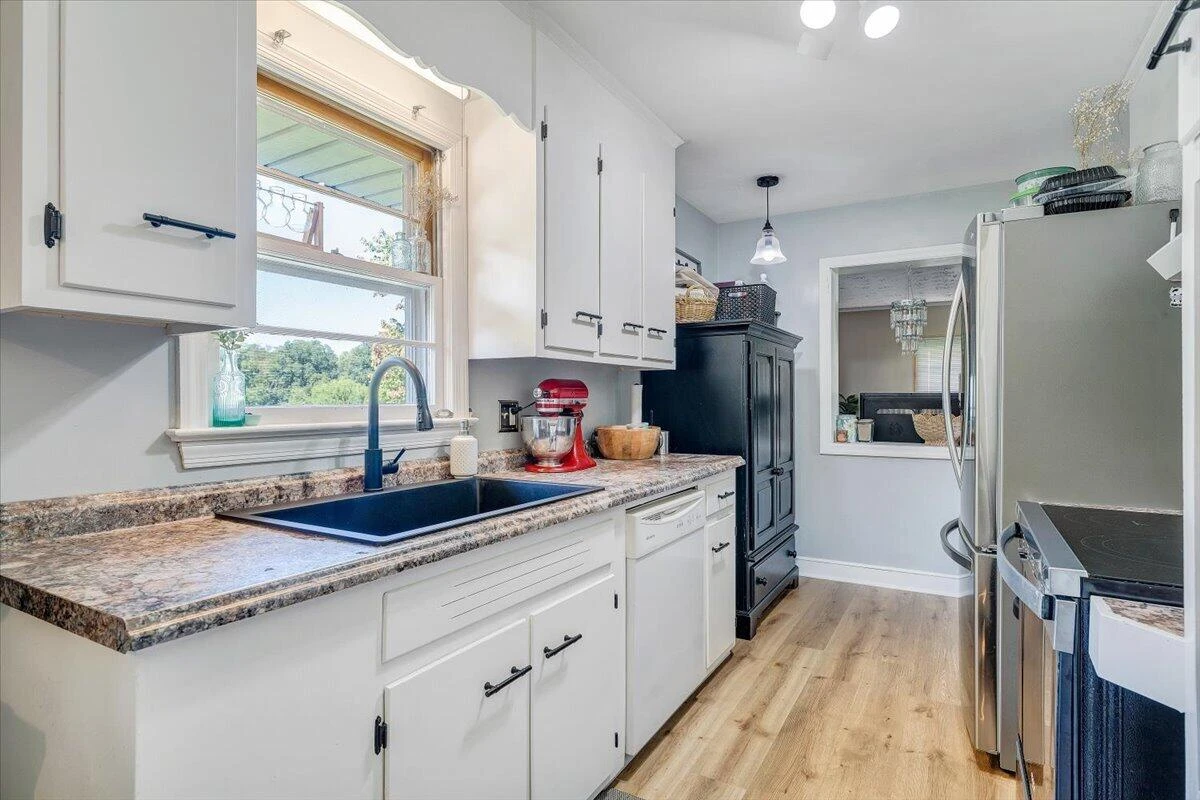 810 Pinecrest AVE - Photo 5
