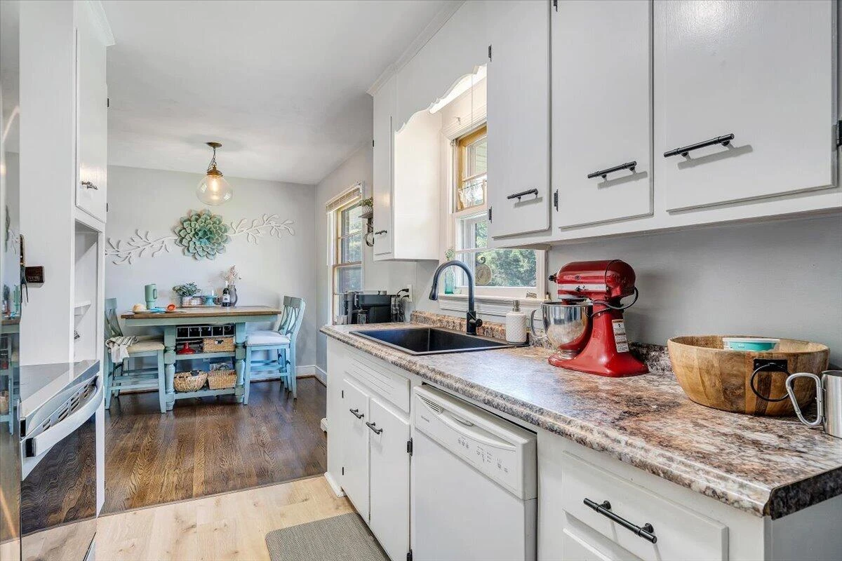 810 Pinecrest AVE - Photo 9