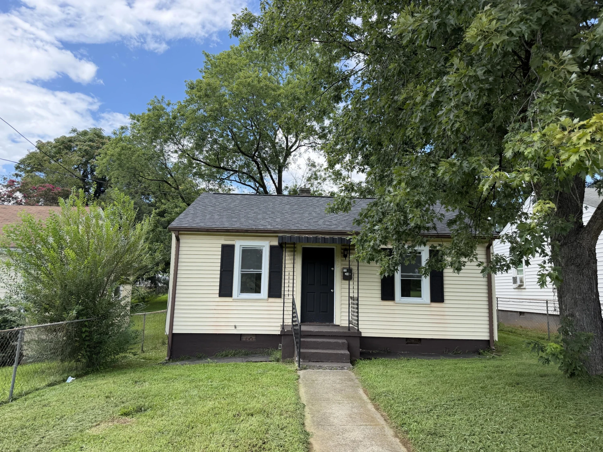 930 Morgan AVE SE - Photo 2