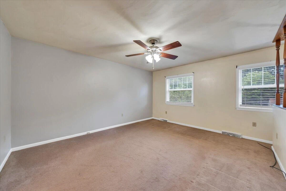 2036 Elizabeth DR - Photo 2