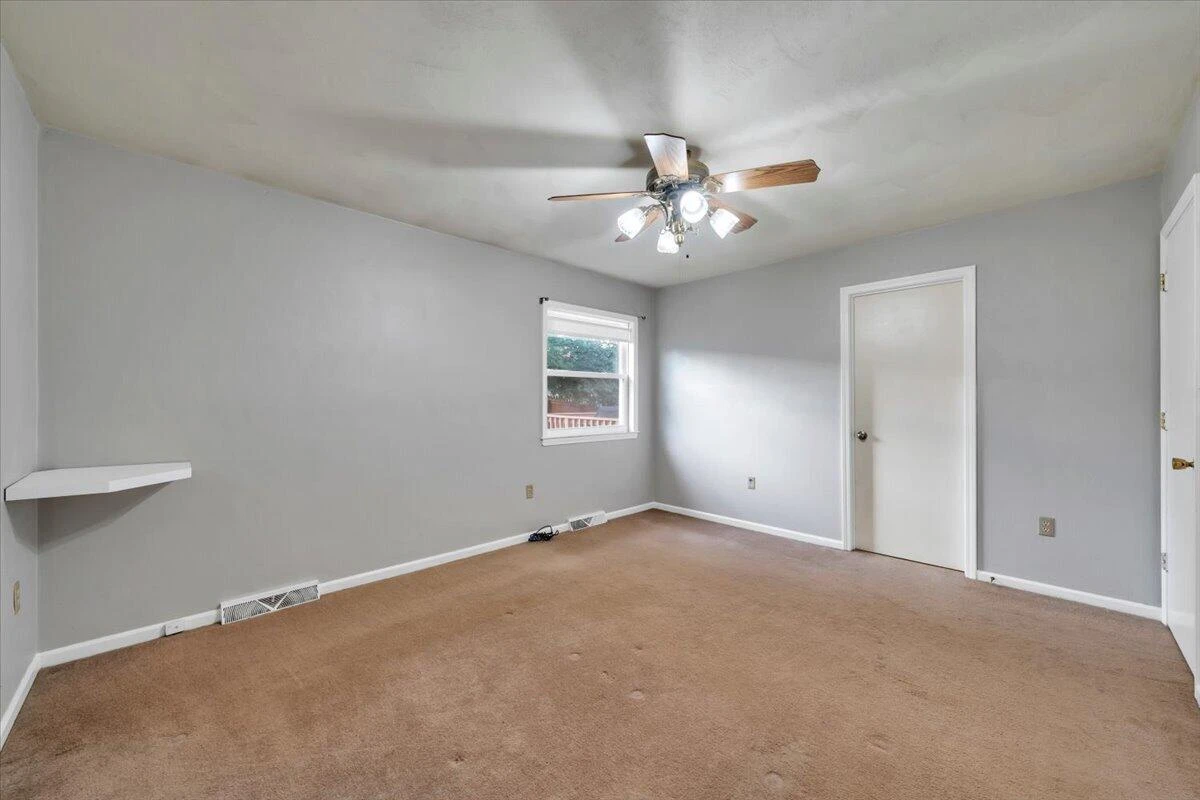 2036 Elizabeth DR - Photo 14