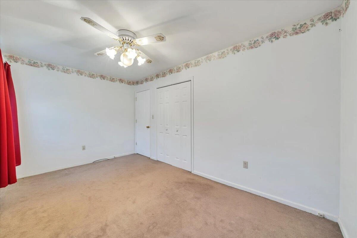 2036 Elizabeth DR - Photo 17