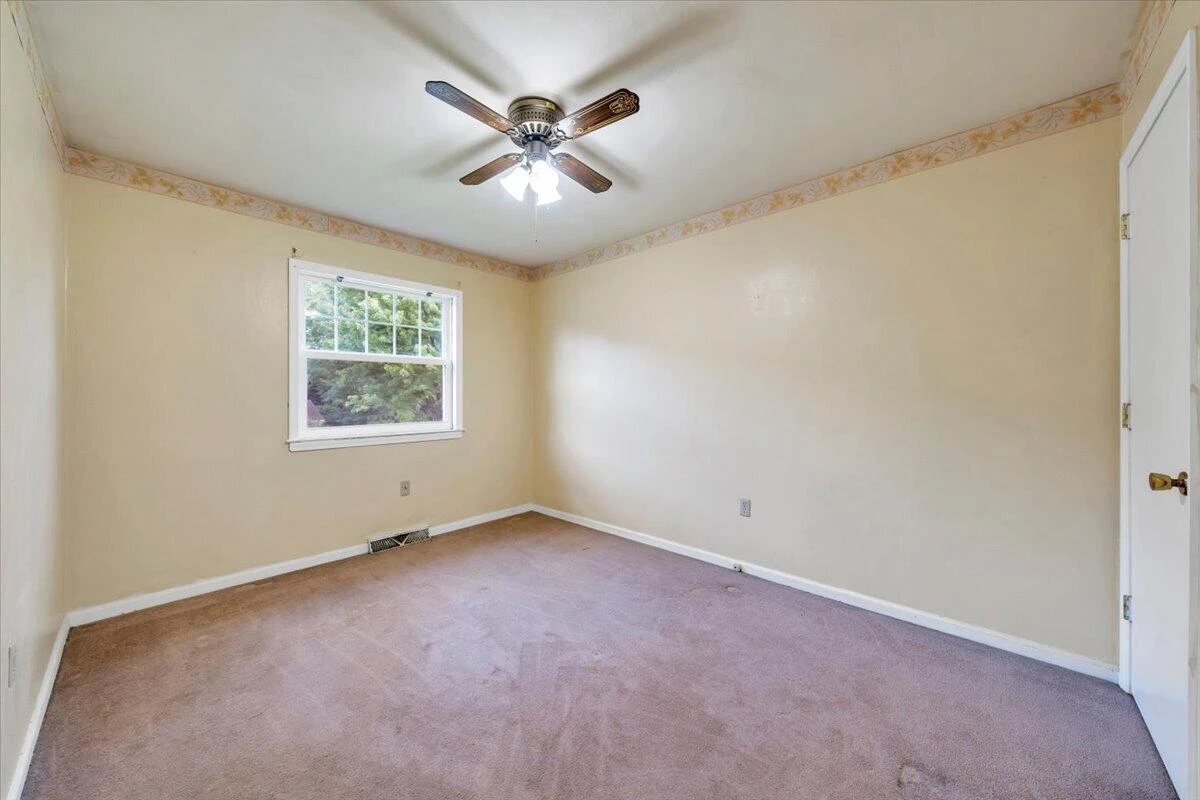 2036 Elizabeth DR - Photo 18