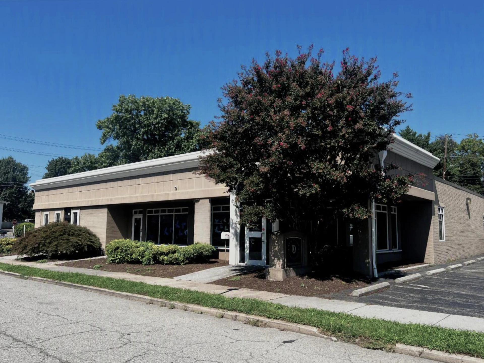 1225 Maple AVE SW - Photo 4