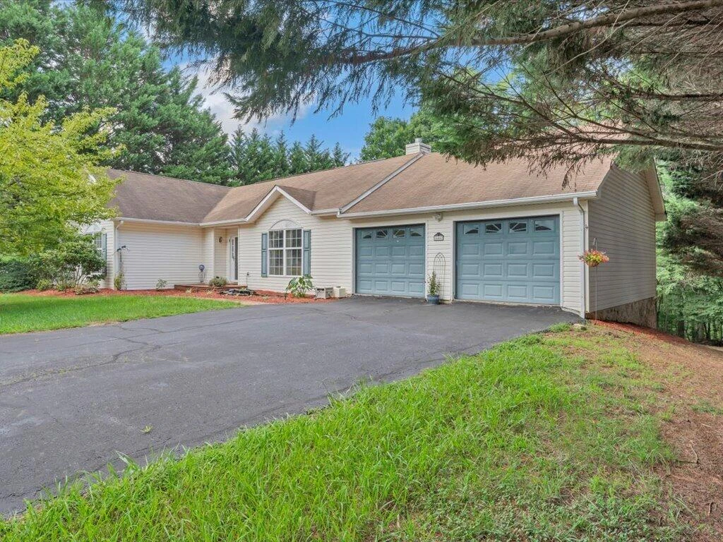 446 Ellsworth CT - Photo 2