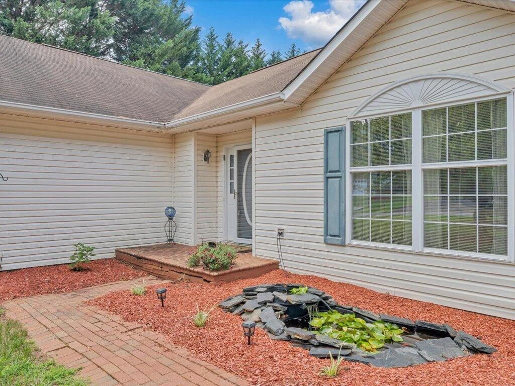 446 Ellsworth CT - Photo 3