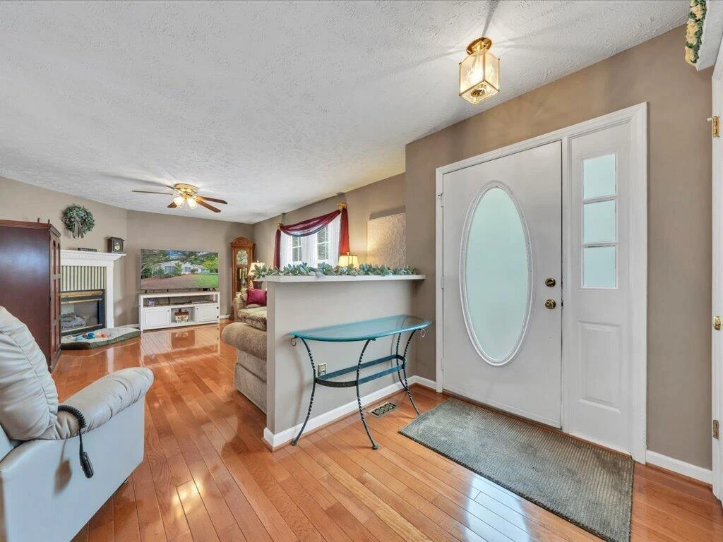446 Ellsworth CT - Photo 4