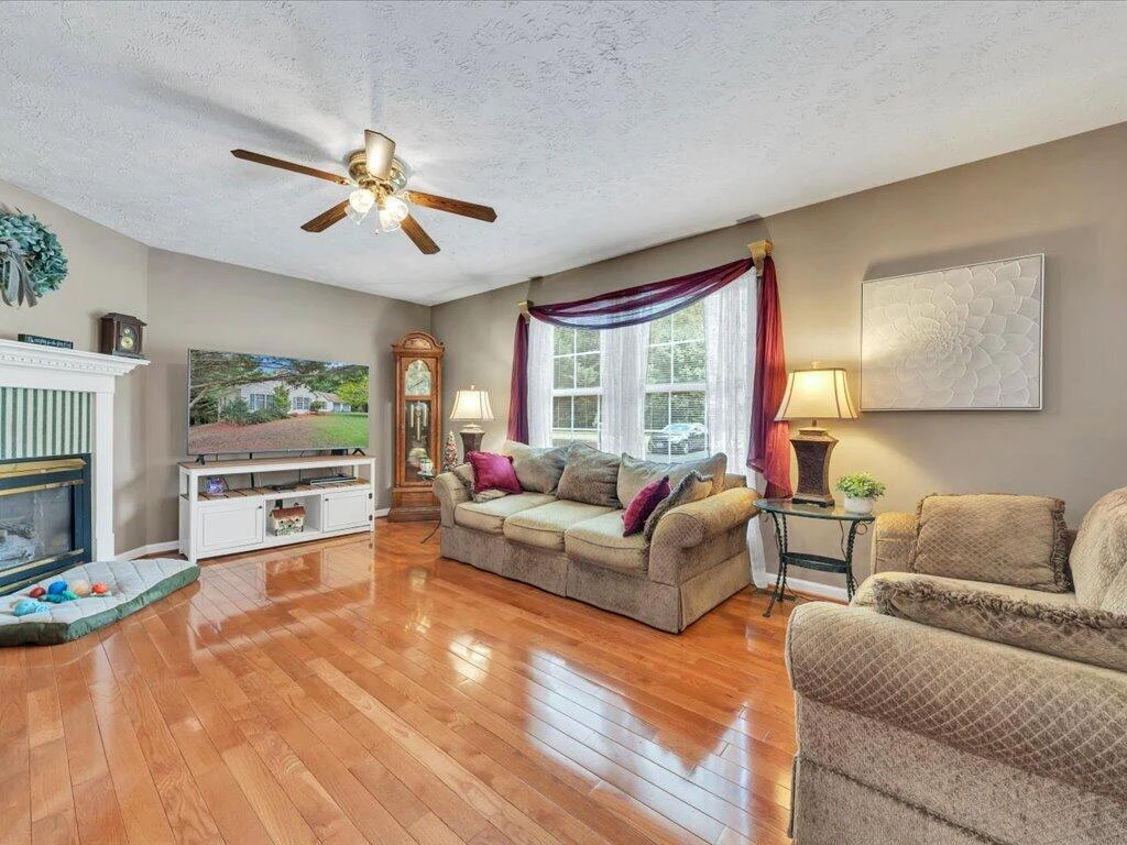 446 Ellsworth CT - Photo 6