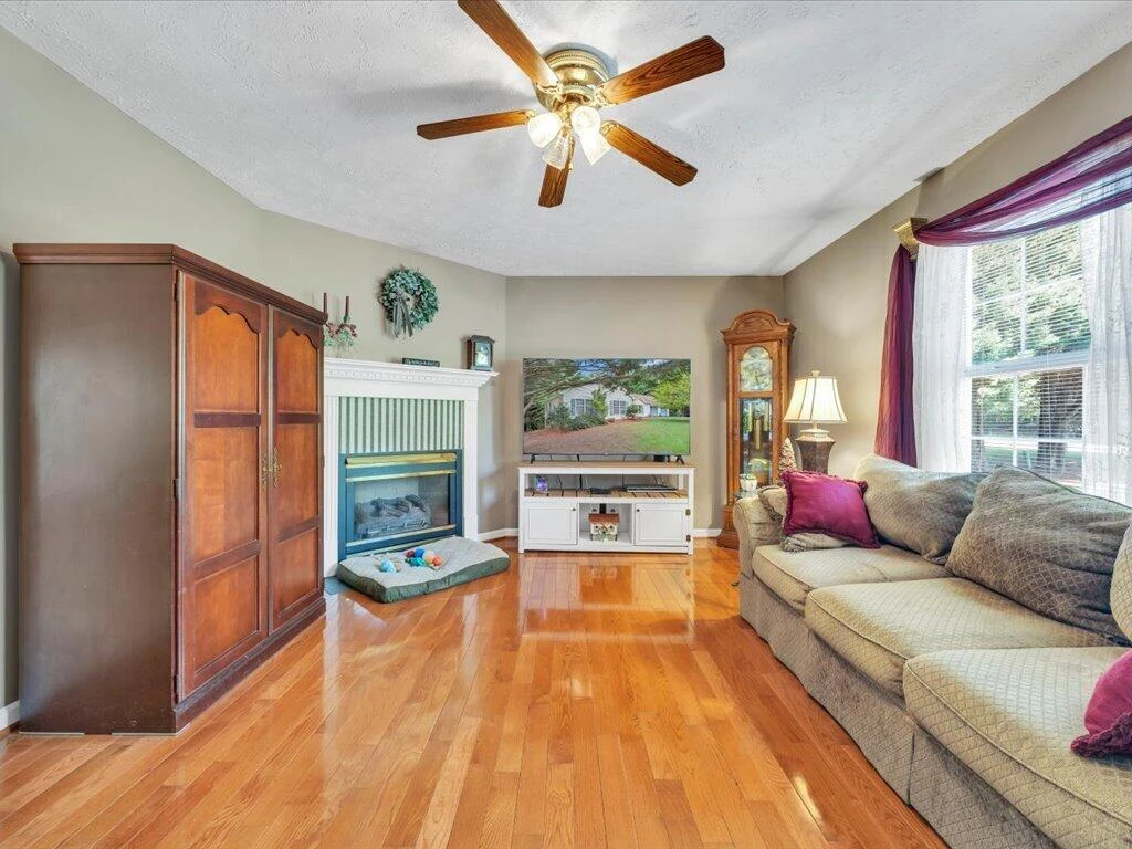 446 Ellsworth CT - Photo 7