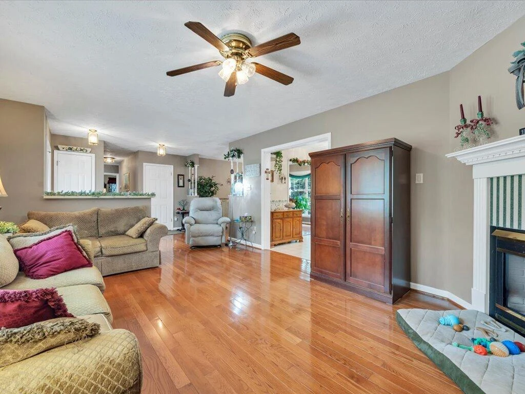 446 Ellsworth CT - Photo 9