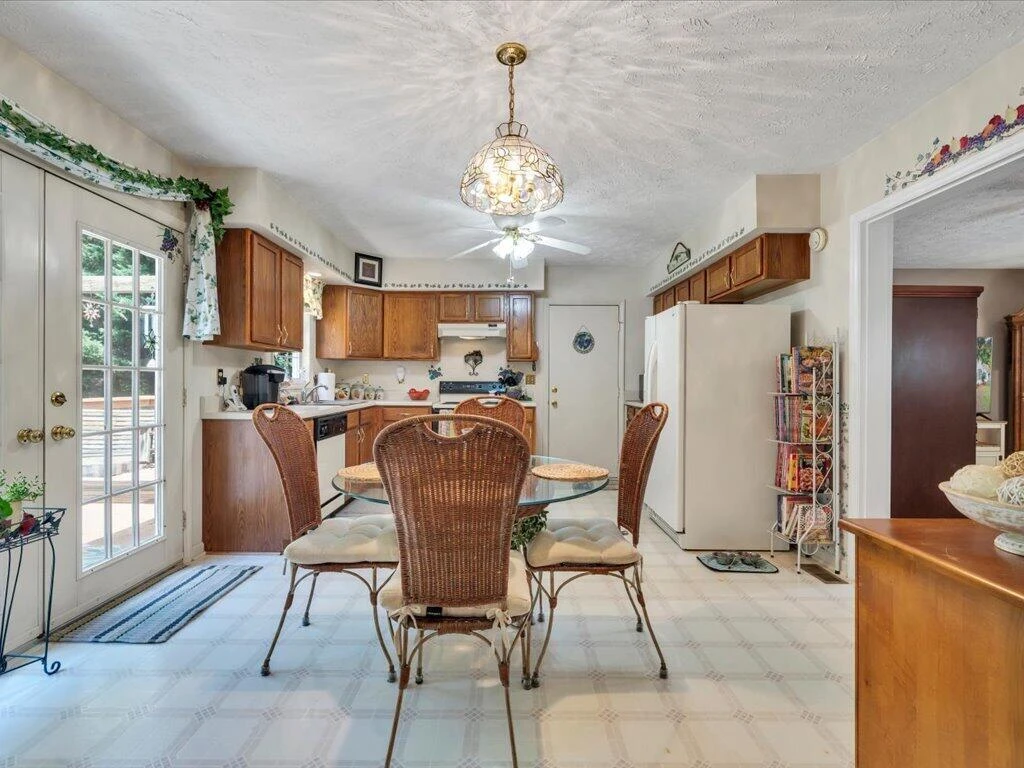 446 Ellsworth CT - Photo 12