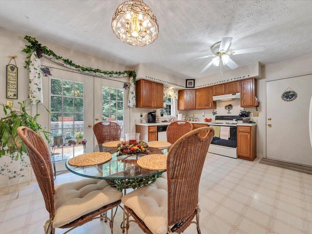 446 Ellsworth CT - Photo 14