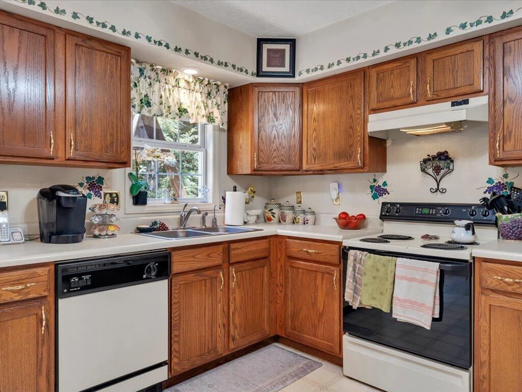 446 Ellsworth CT - Photo 15