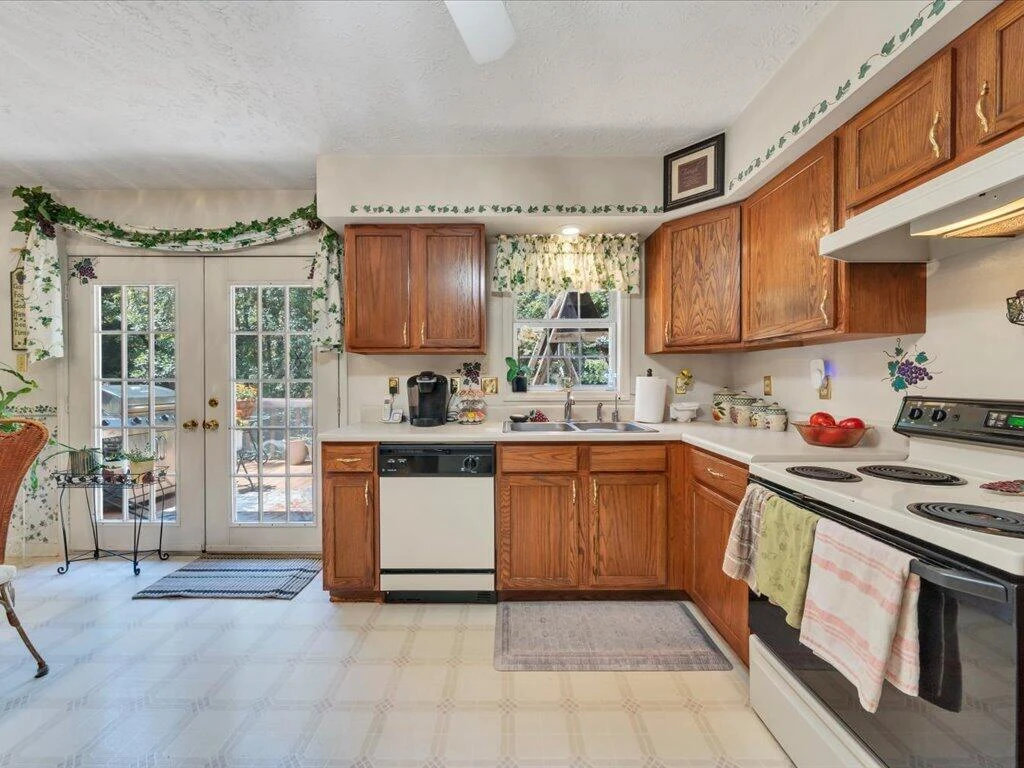 446 Ellsworth CT - Photo 16
