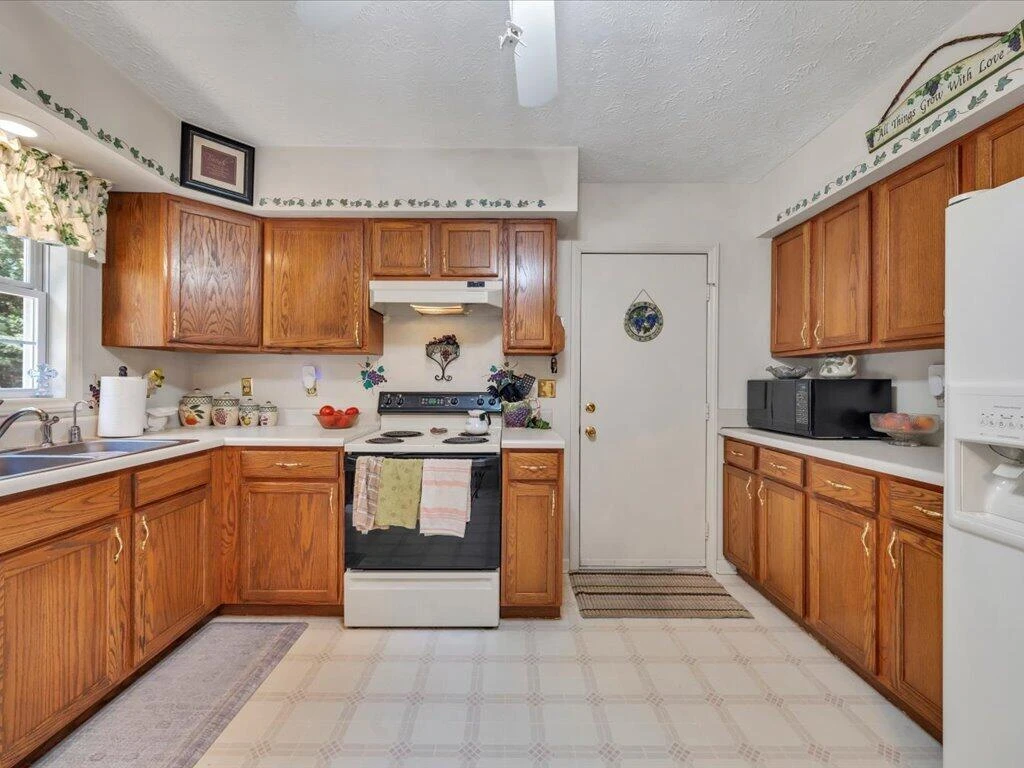 446 Ellsworth CT - Photo 17