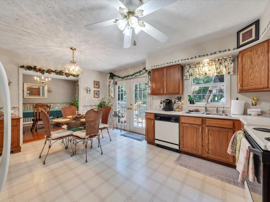 446 Ellsworth CT - Photo 18