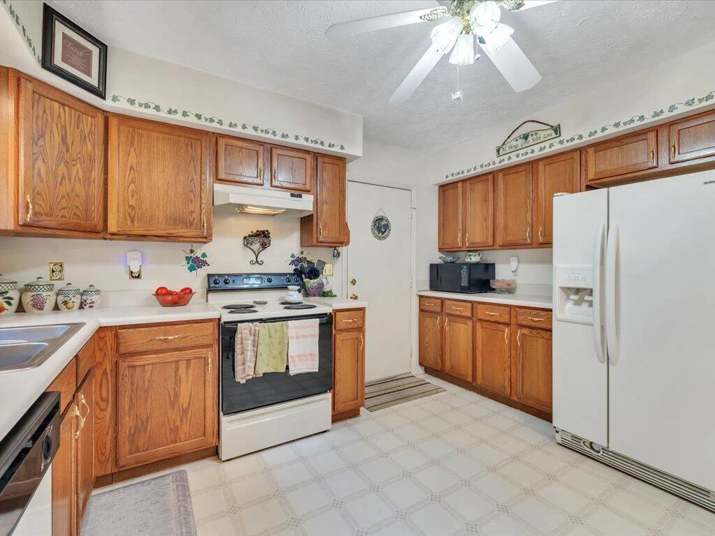 446 Ellsworth CT - Photo 19