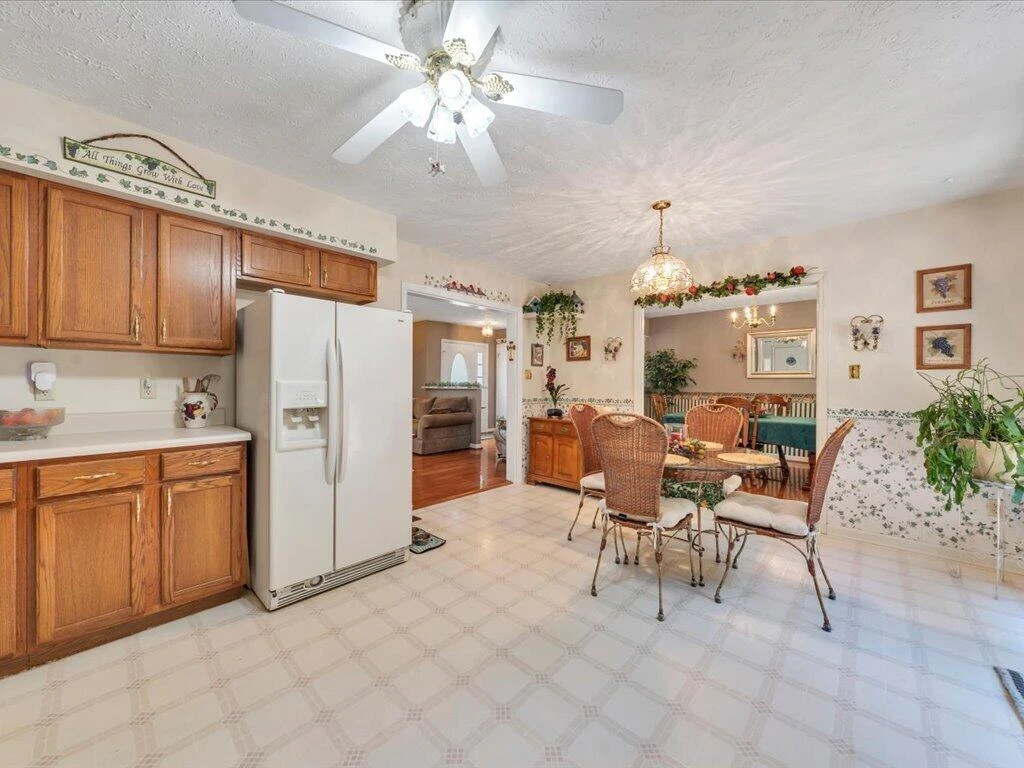446 Ellsworth CT - Photo 20