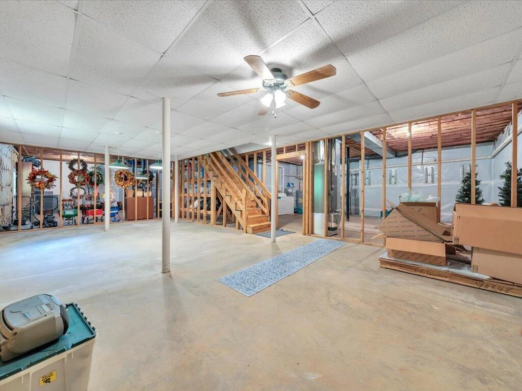 446 Ellsworth CT - Photo 34