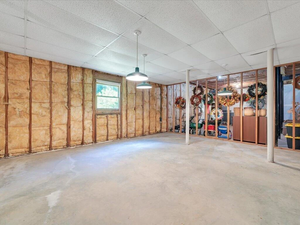 446 Ellsworth CT - Photo 35