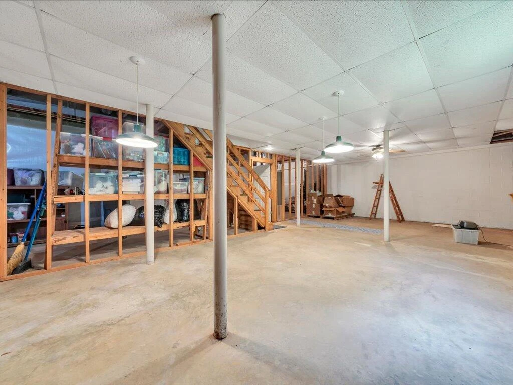 446 Ellsworth CT - Photo 36