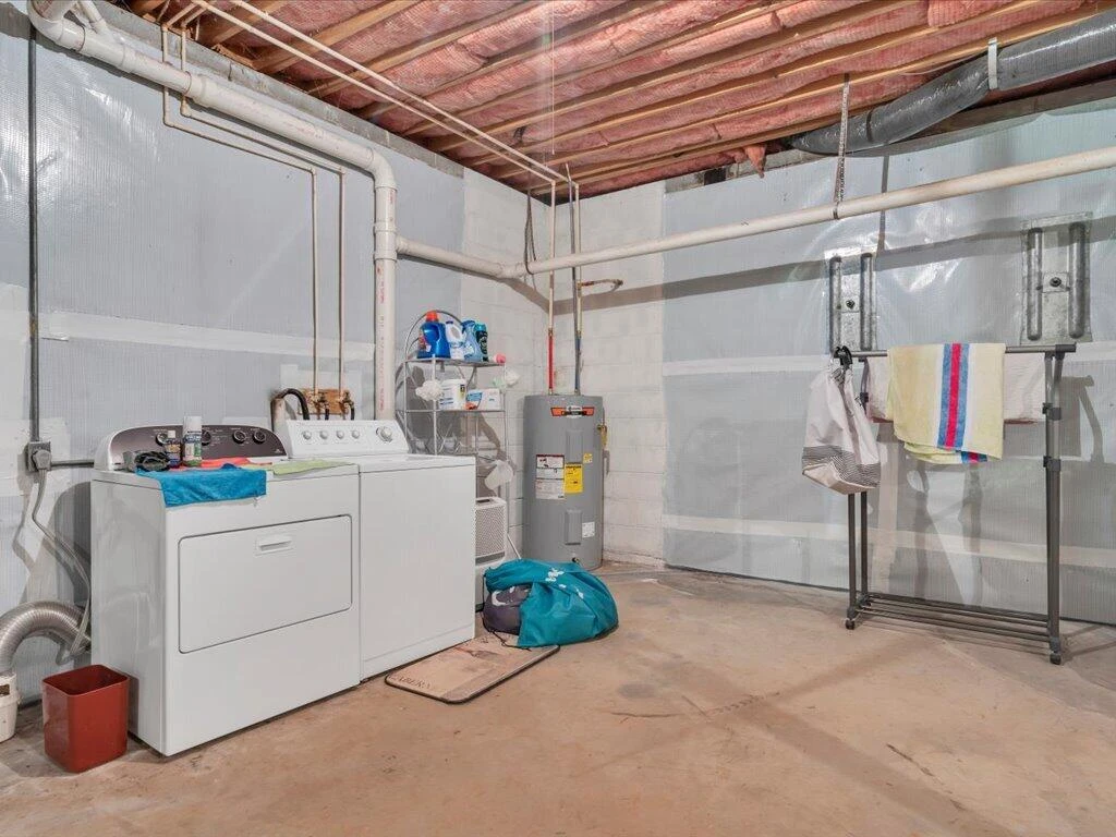 446 Ellsworth CT - Photo 38