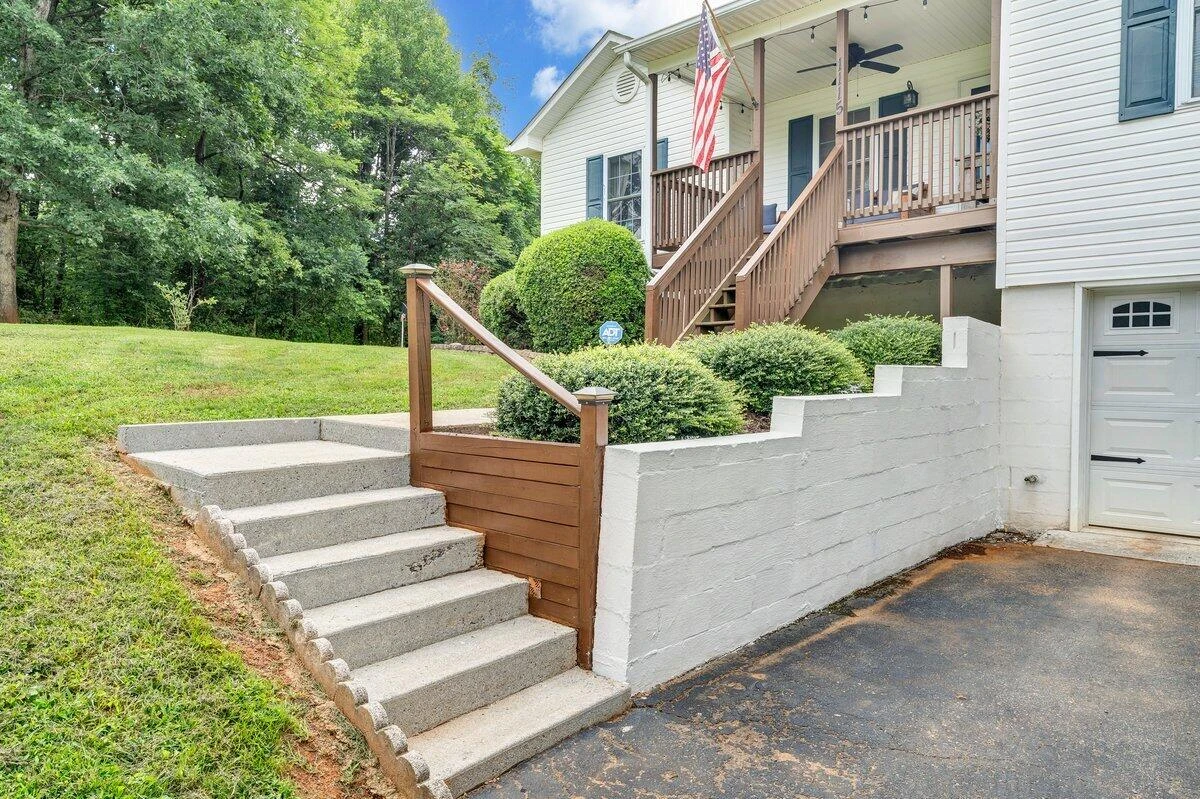 1115 Ridgecrest DR - Photo 3