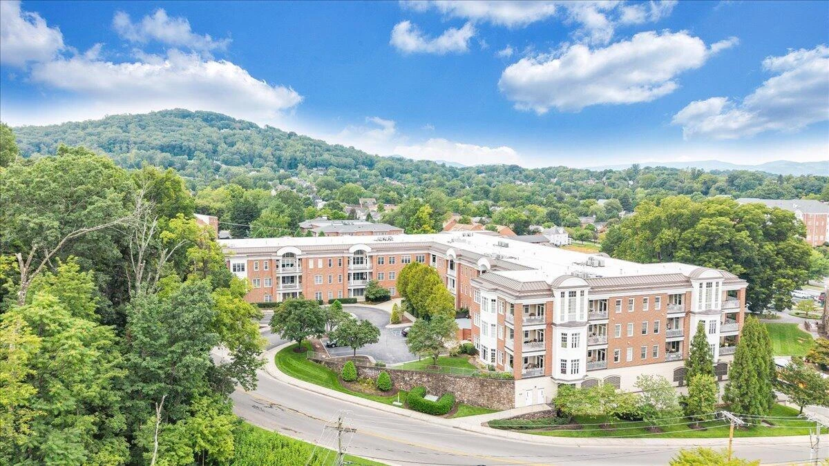 2125 Yellow Mountain RD SE #APT 302