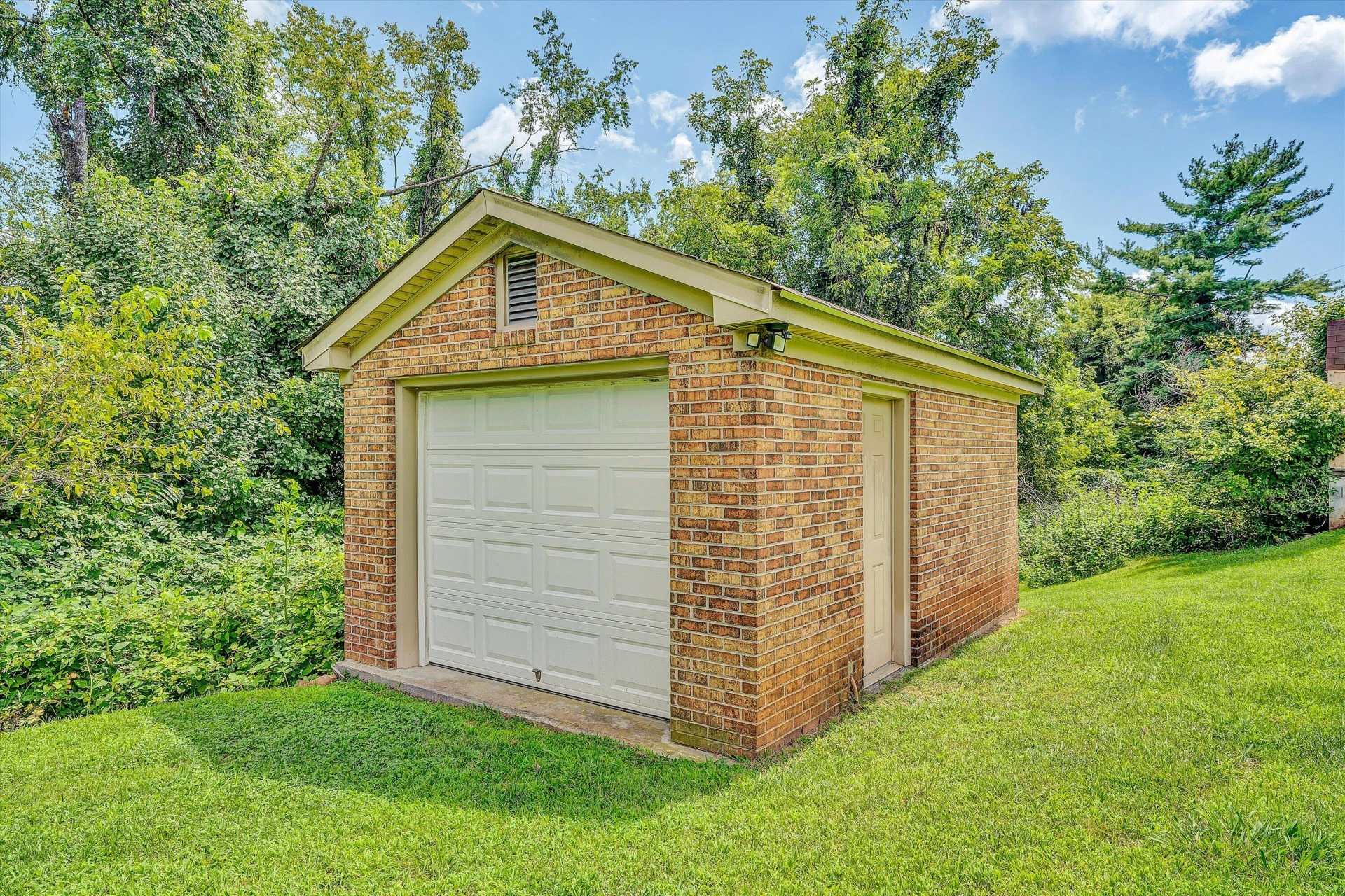604 Aragona DR - Photo 32