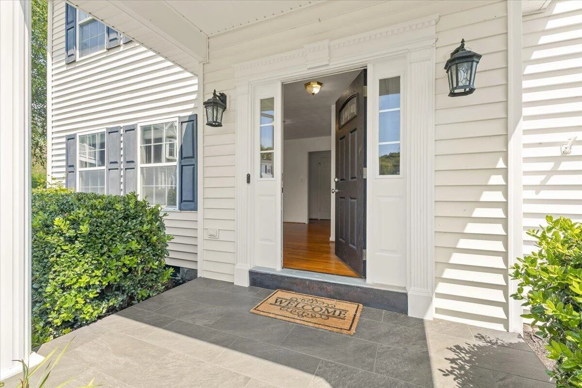 2956 Stonebridge CIR - Photo 2