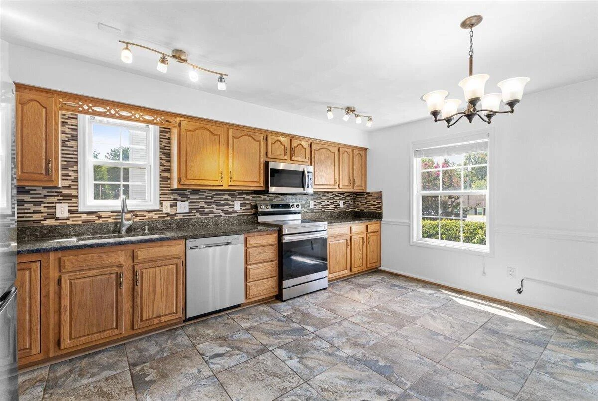 2956 Stonebridge CIR - Photo 6