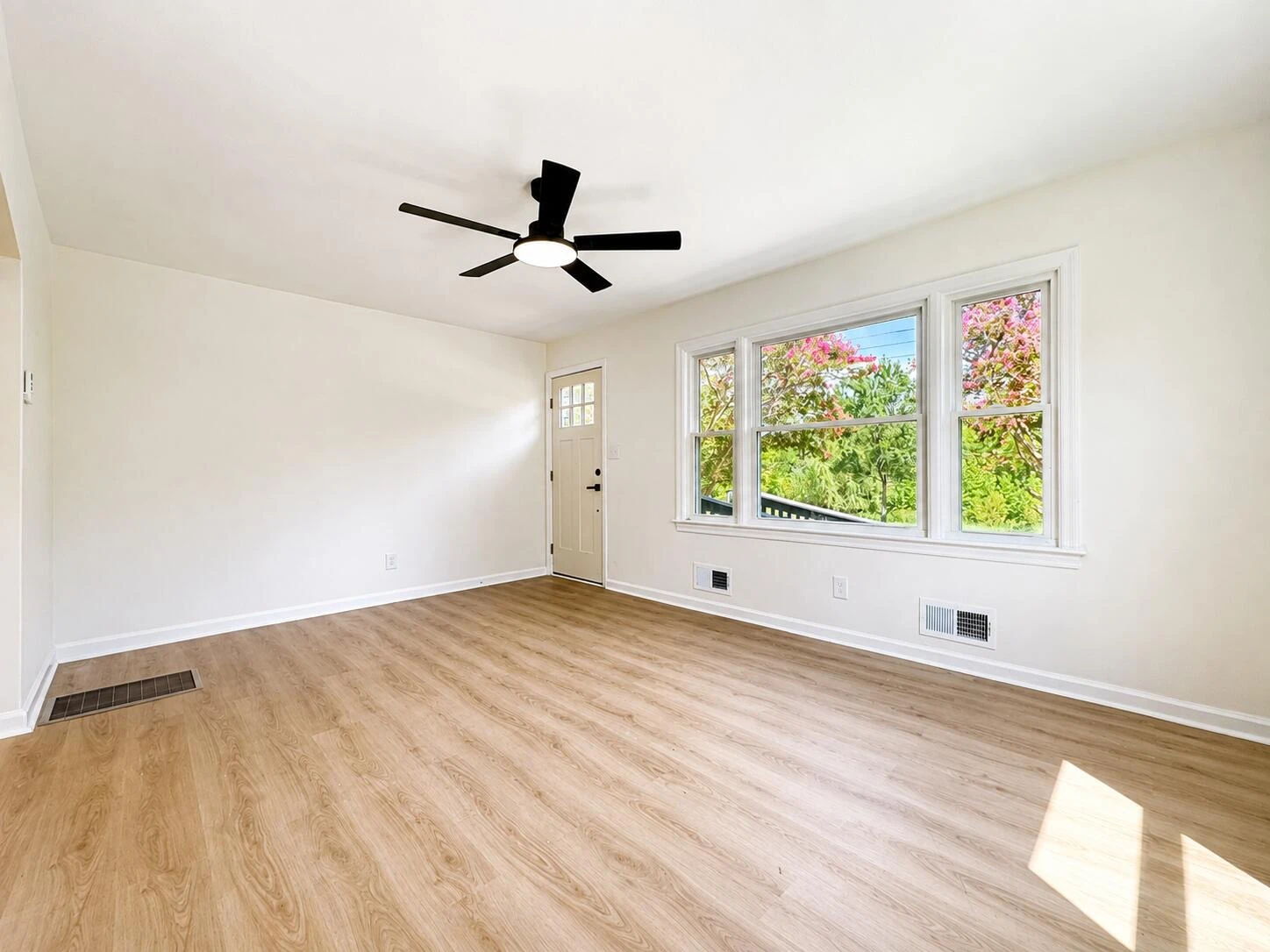 300 E Riverside DR - Photo 7