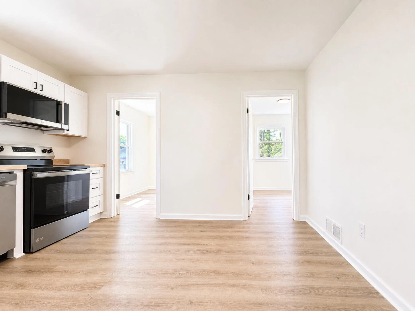 300 E Riverside DR - Photo 8