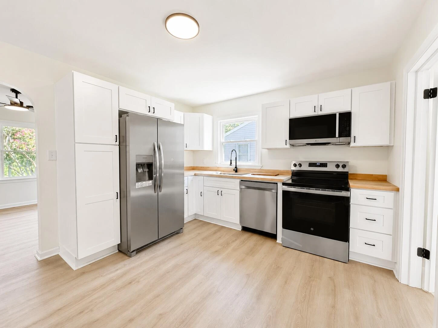300 E Riverside DR - Photo 11