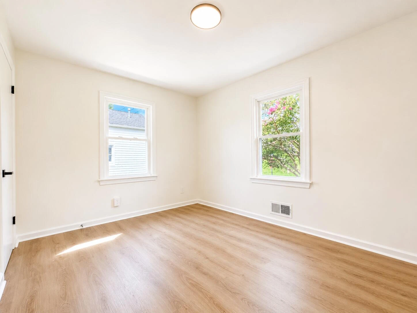 300 E Riverside DR - Photo 23
