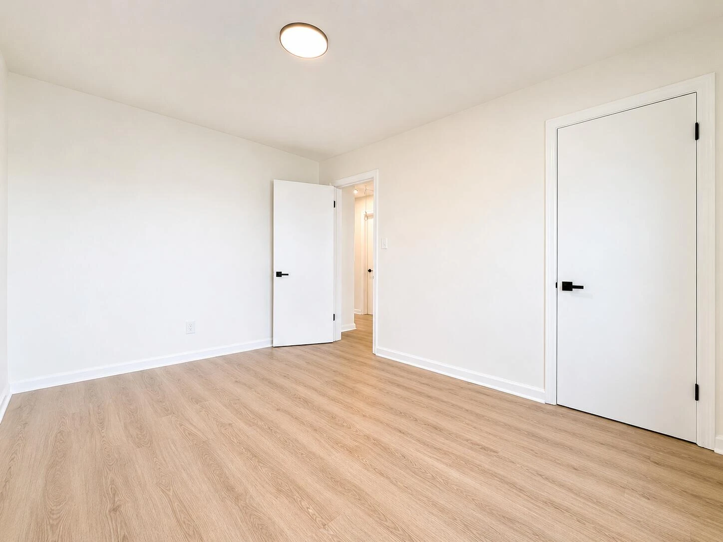 300 E Riverside DR - Photo 24