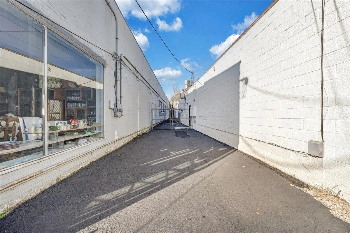 1408 Williamson RD NE - Photo 16