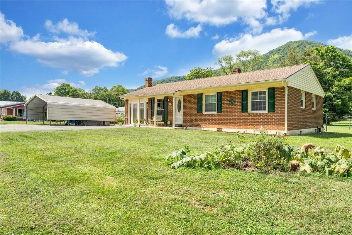 1106 Kanawha ST - Photo 2