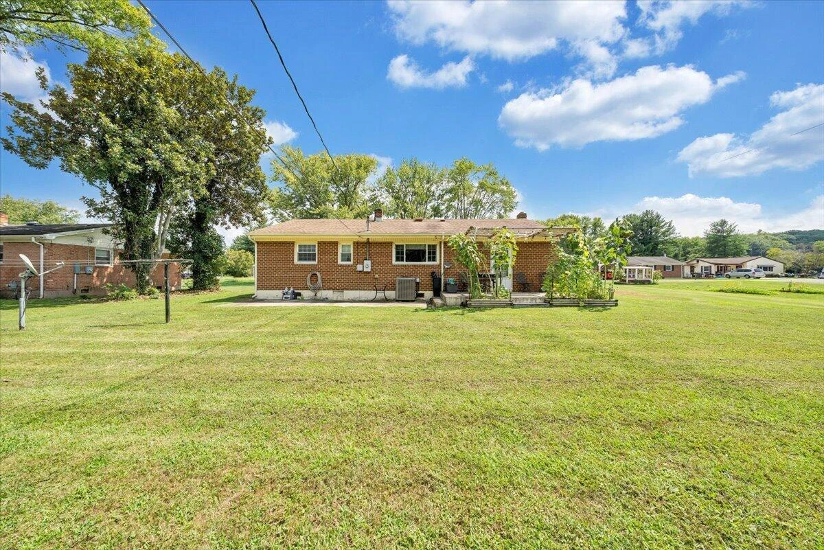 1106 Kanawha ST - Photo 7