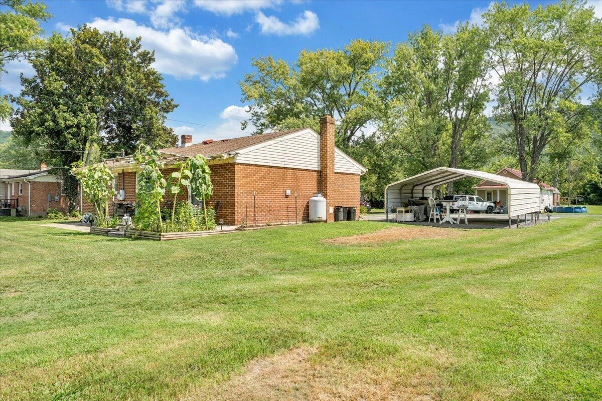 1106 Kanawha ST - Photo 8