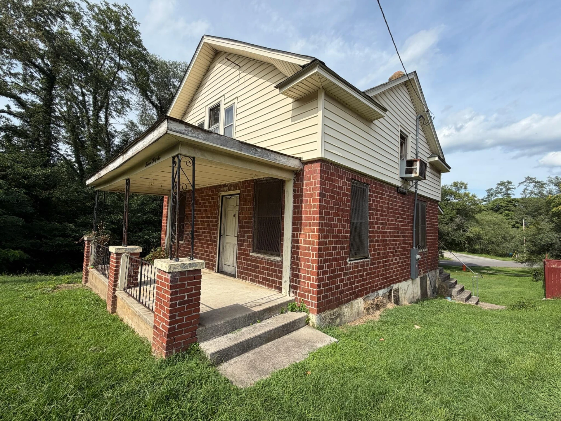 1431 Burrell ST NW - Photo 2