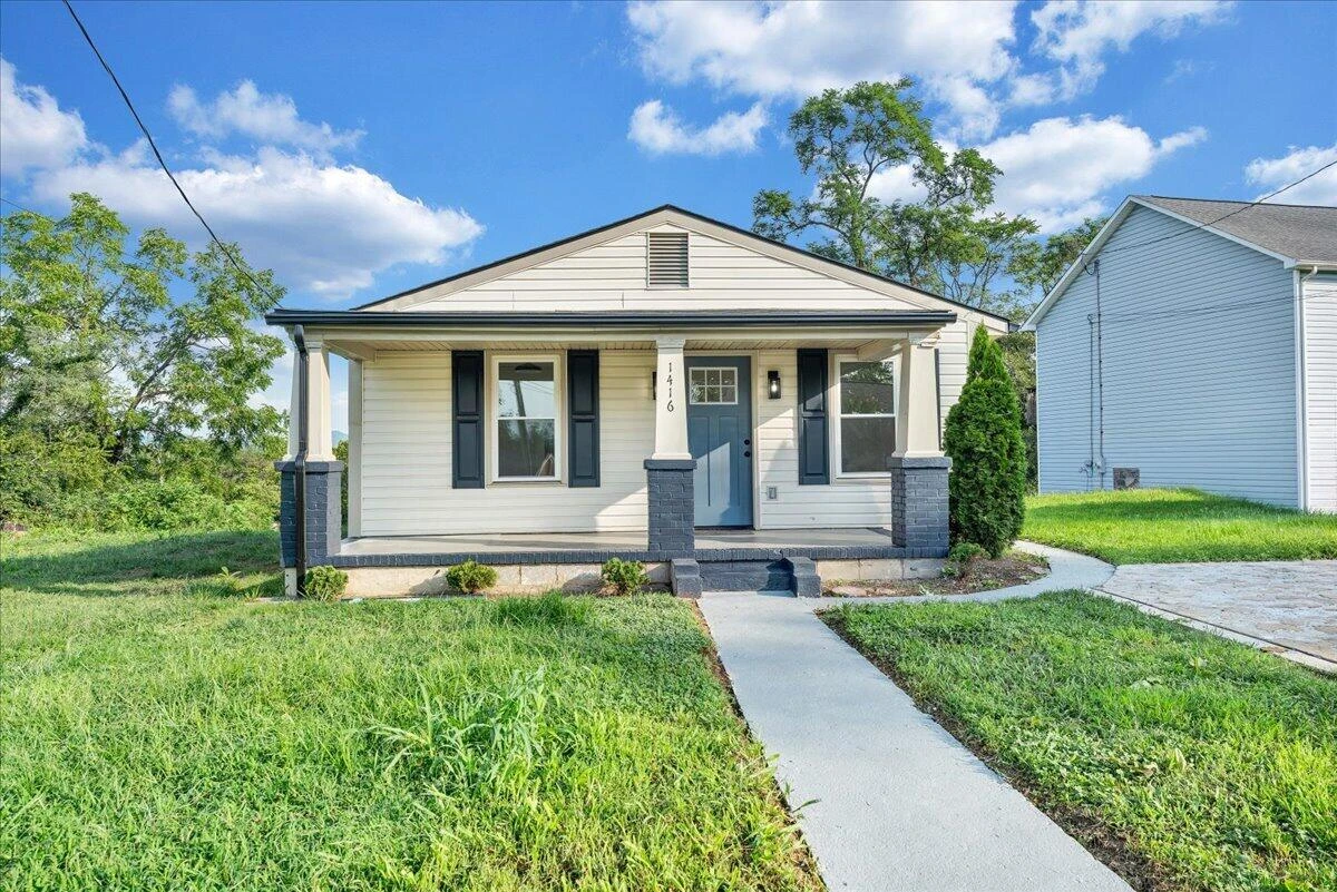 1416 Archbold AVE NE - Photo 2