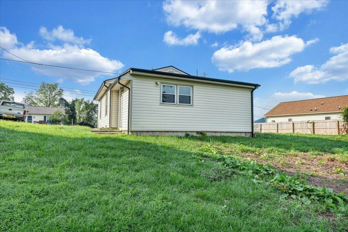 1416 Archbold AVE NE - Photo 28