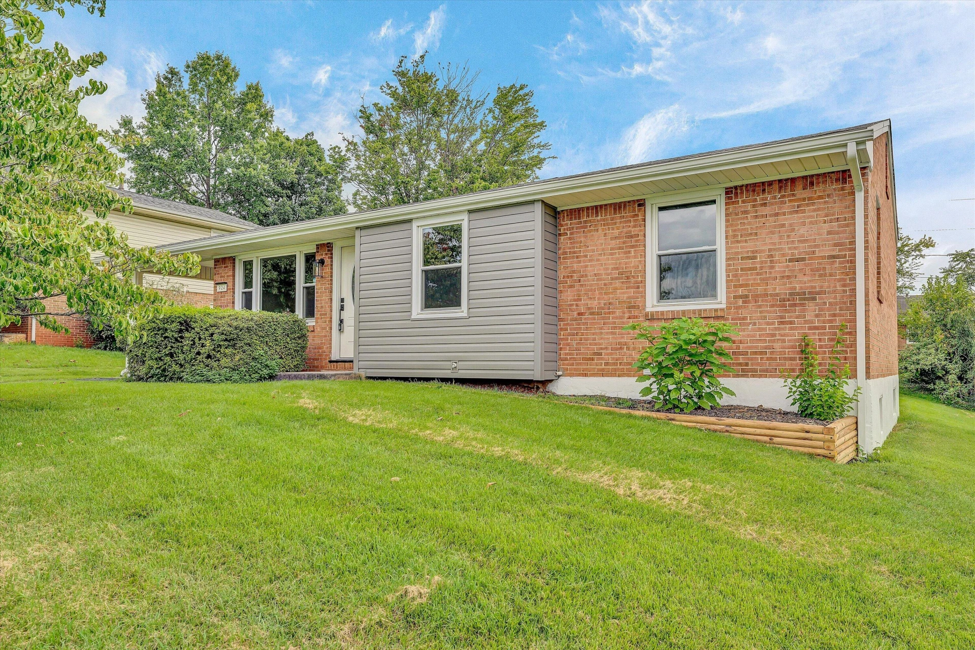 924 Ingleside LN - Photo 2