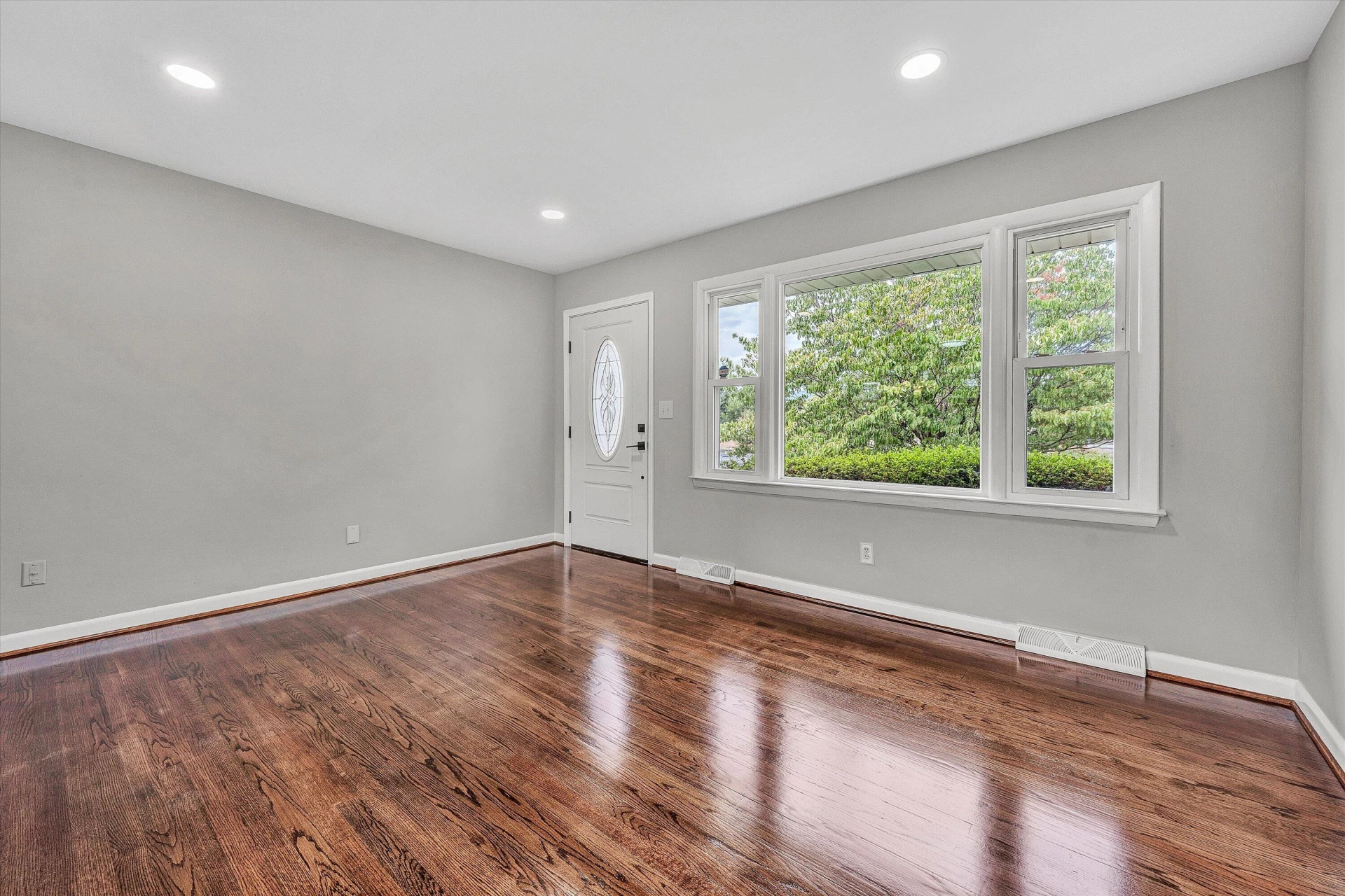 924 Ingleside LN - Photo 4