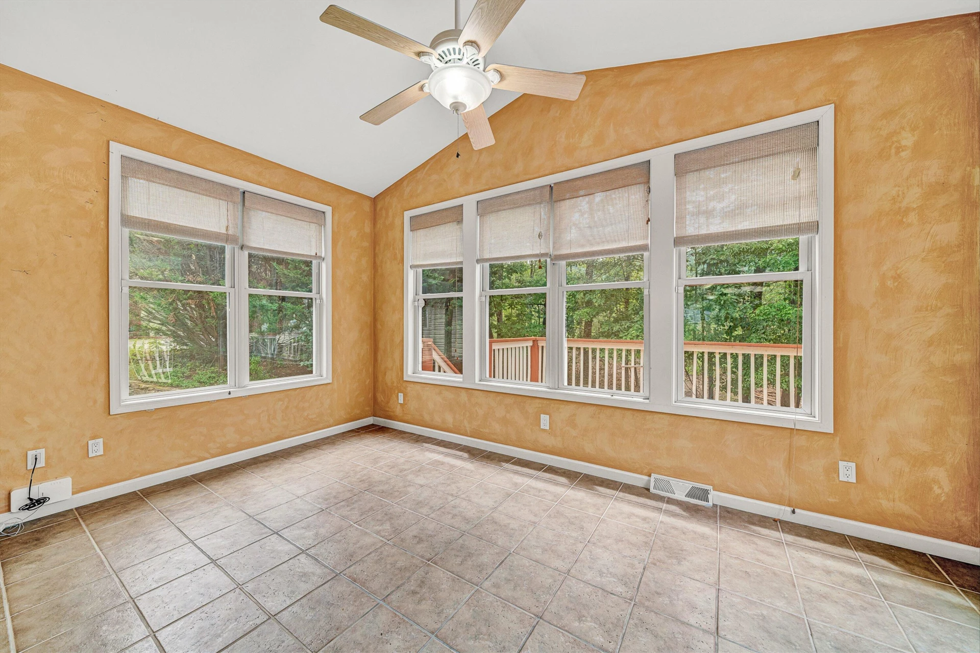 5516 Warwood DR - Photo 11
