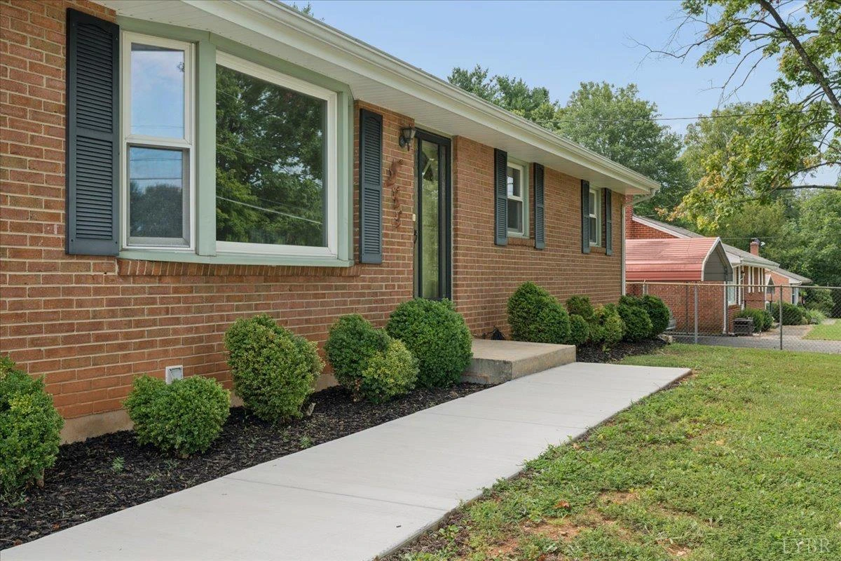 1111 Roundtree DR - Photo 4